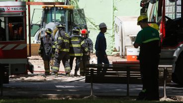 Bomberos presentes en la fuga de gas.