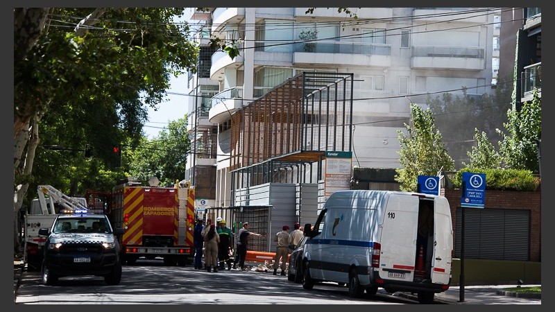 El operativo para frenar la fuga de gas en Rivadavia y Balcarce.