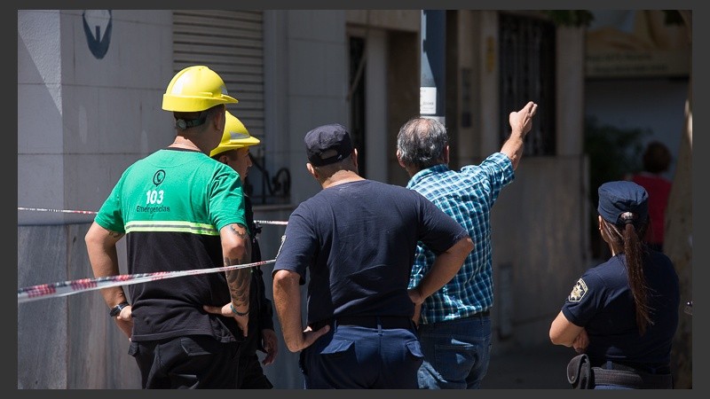 El operativo para frenar la fuga de gas en Rivadavia y Balcarce.