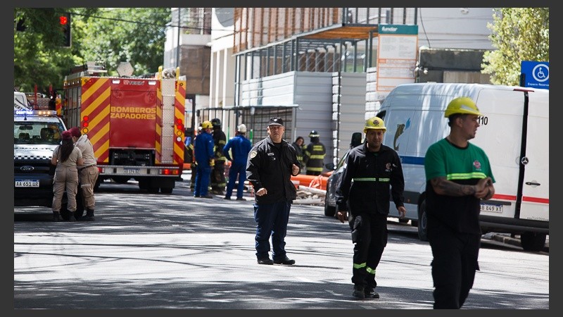 El operativo para frenar la fuga de gas en Rivadavia y Balcarce.