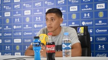 El jugador se prepara para salir a la cancha ante River.