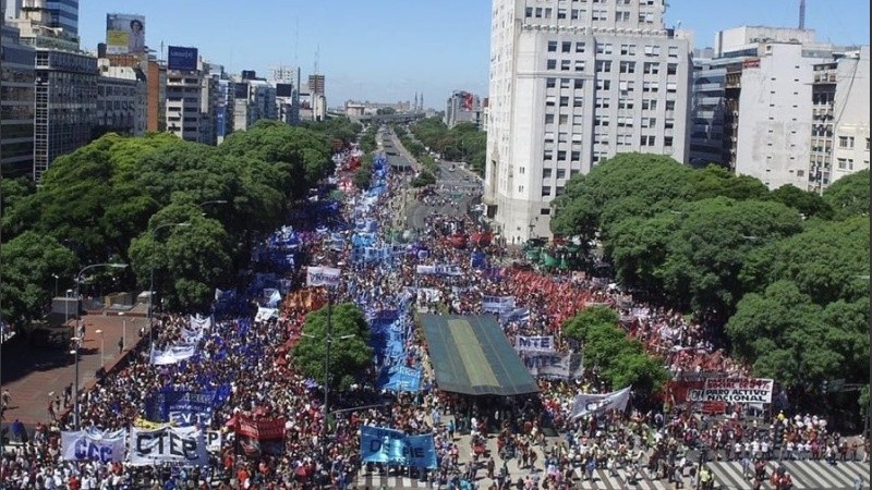 La masiva marcha en la 9 de Julio porteña.
