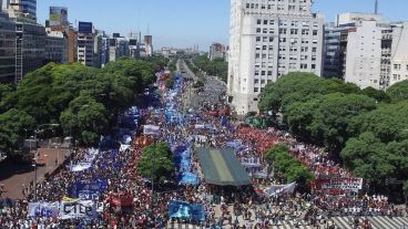 La masiva marcha en la 9 de Julio porteña.