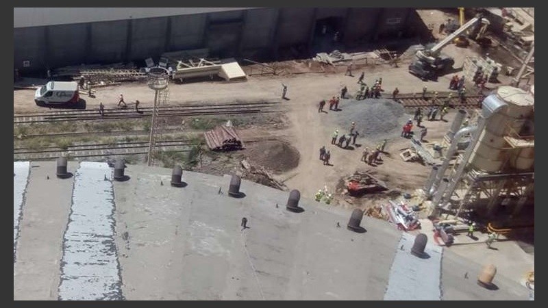 Conmoción de los trabajadores de la planta tras al trágico accidente.