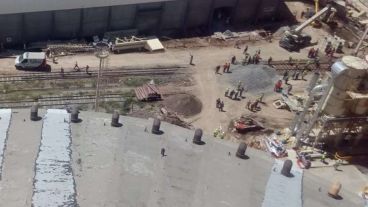 Conmoción de los trabajadores de la planta tras al trágico accidente.