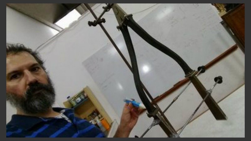 Antiba junto al aparato usado para el trabajo sobre plasmones, el cual también se muestra en detalle. (Foto: C. Antiba).