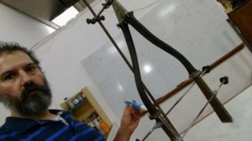 Antiba junto al aparato usado para el trabajo sobre plasmones, el cual también se muestra en detalle. (Foto: C. Antiba).