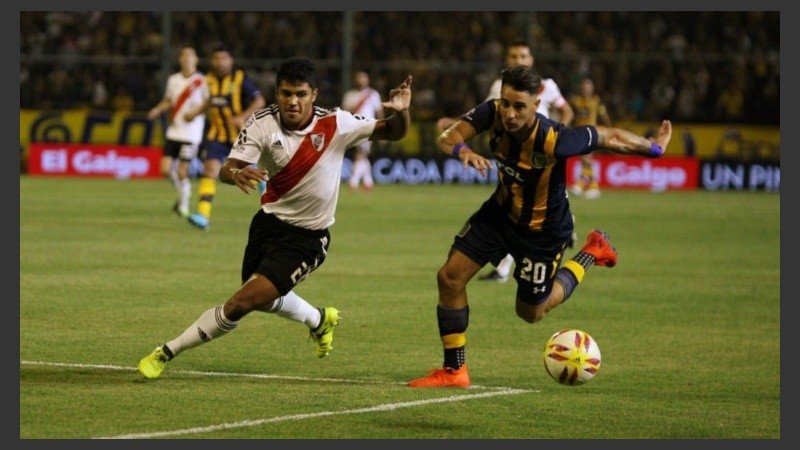 Zampedri intenta ante Rojas. Tuvo una muy clara en el comienzo.