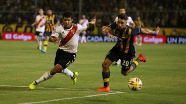 Zampedri intenta ante Rojas. Tuvo una muy clara en el comienzo.