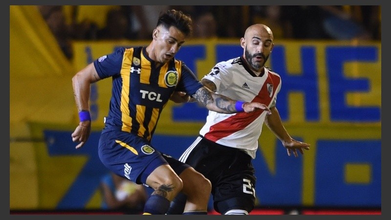 Zampedri ante Pinola, que no fue bien recibido por los hinchas.