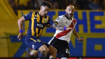 Zampedri ante Pinola, que no fue bien recibido por los hinchas.