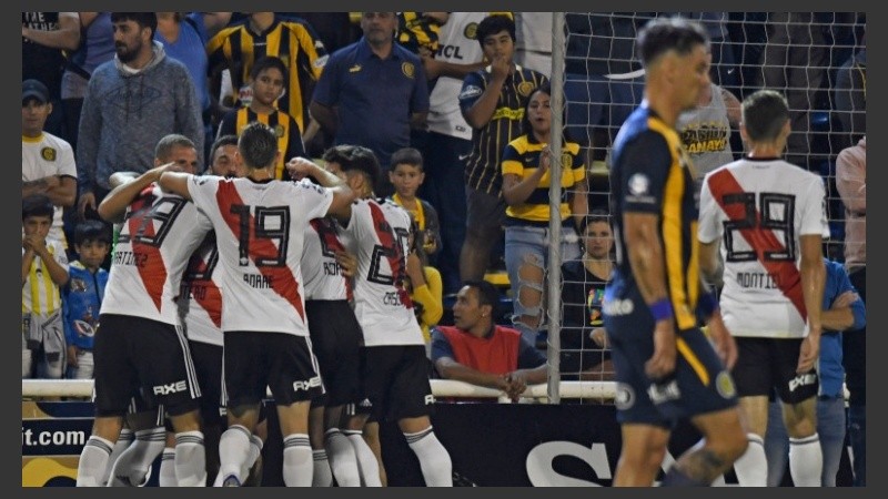 Abrazos para Quintero luego de su genialidad para abrir la cuenta.