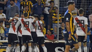 Abrazos para Quintero luego de su genialidad para abrir la cuenta.