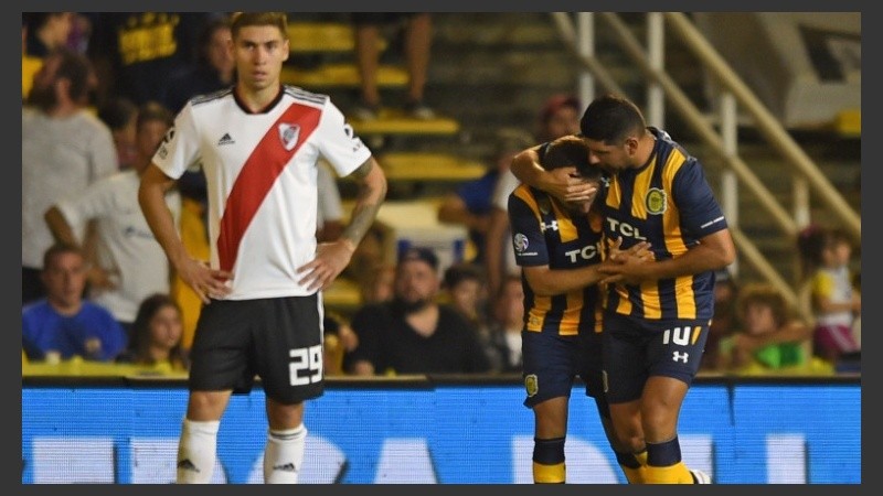 Ortigoza, jefe del equipo, abraza a Allione tras el empate.