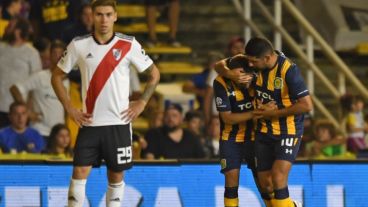 Ortigoza, jefe del equipo, abraza a Allione tras el empate.