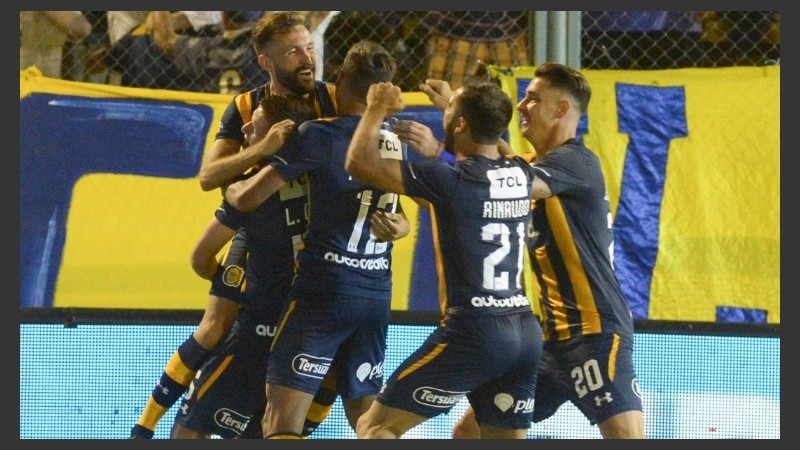 Festejo tras el empate a la salida del vestuario.