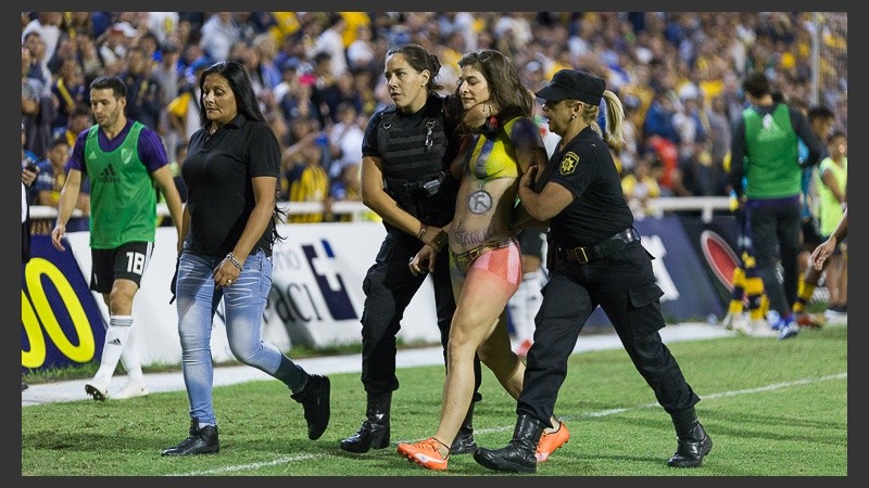 La chica fue escoltada por personal femenino de la policía.