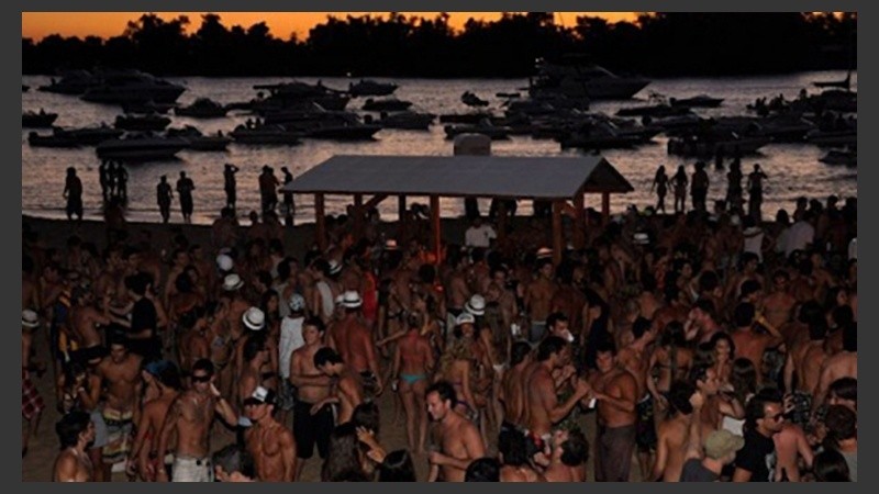 Las fiestas en la isla se reiteran sin descanso.