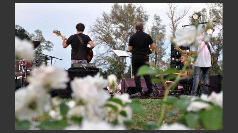 Este viernes a la noche, tango y algo más en el Jardín Francés. 