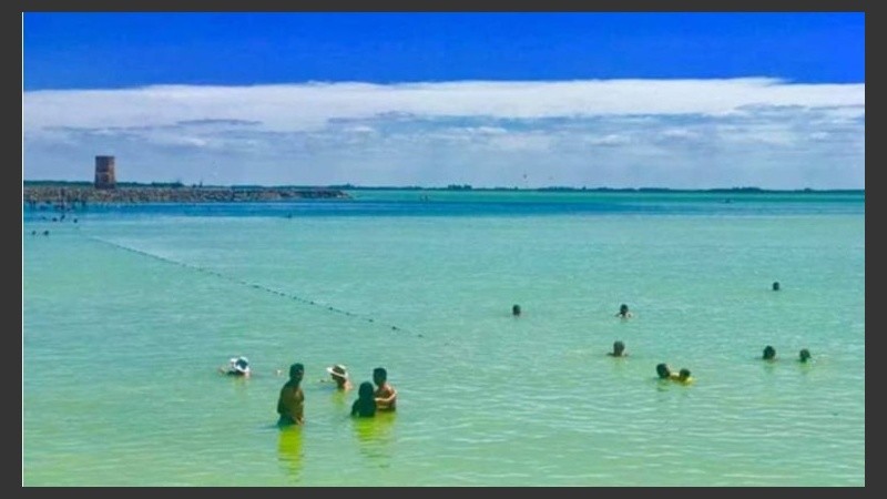 La coloración del agua atrajo a los turistas. 