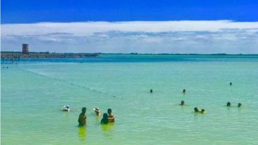 La coloración del agua atrajo a los turistas.