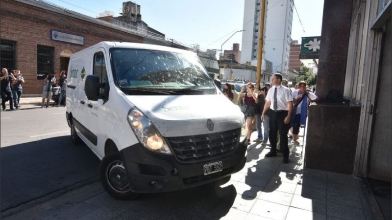 El cuerpo arribó a las 16.30 de este viernes a la ciudad de Santa Fe.