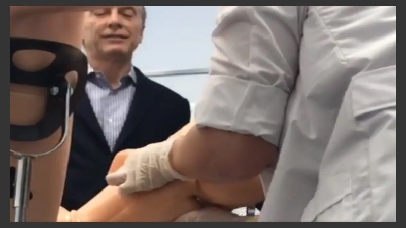 El mandatario durante la simulación del parto.