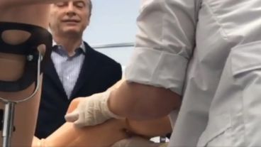 El mandatario durante la simulación del parto.