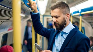 Se recomienda no superar el 60% de potencia máxima del volumen.