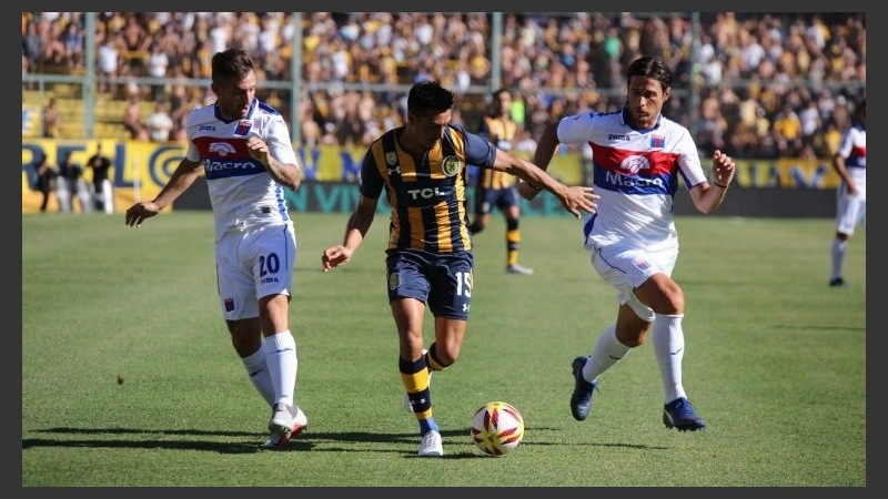 Camacho se filtra en una de las primeras jugadas del encuentro.