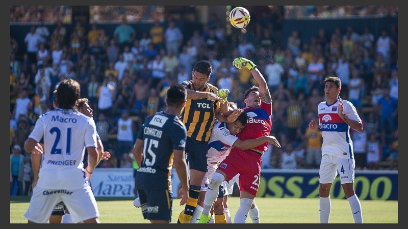 Caruzzo arremete en el área rival. Central no tuvo peso ofensivo.