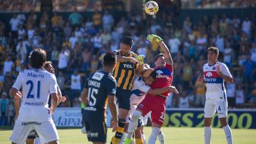 Caruzzo arremete en el área rival. Central no tuvo peso ofensivo.