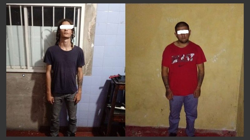 Los jóvenes circulaban en una moto con dos réplicas de pistolas.