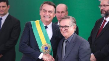 Vélez Rodríguez junto al presidente, en el día de su asunción.