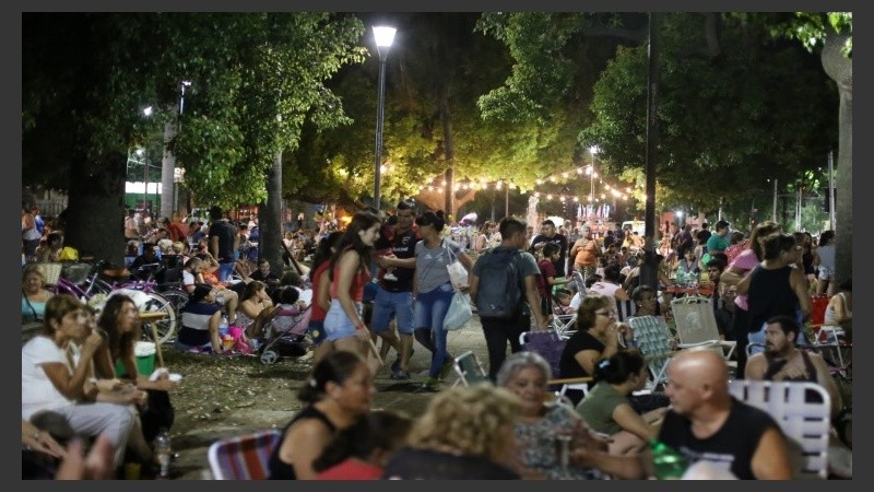 Los vecinos pueden llevar su propia vianda u optar por la propuesta saludable que ofrece un emprendimiento de economía social. 