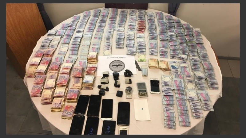 El dinero y algunos de los teléfonos secuestrados.