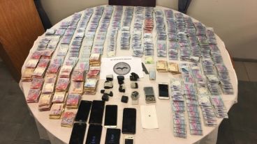 El dinero y algunos de los teléfonos secuestrados.