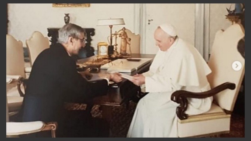 Una imagen del encuentro entre el periodista y Francisco.