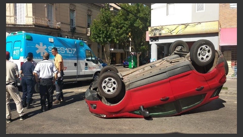 La Ford Ecosport roja volcó tras el accidente.
