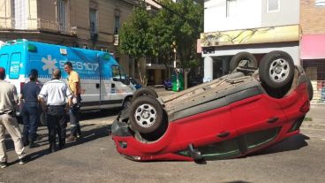 La Ford Ecosport roja volcó tras el accidente.