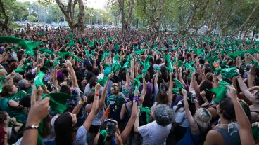 Pañuelazo en plaza San Martín para pedir por el aborto legal. (Alan Monzón/Rosario3.com)