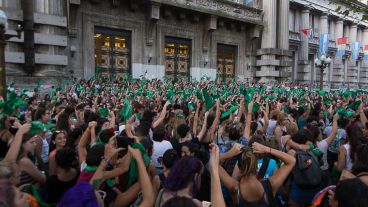 El pañuelazo convocó una multitud en la plaza San Martín.