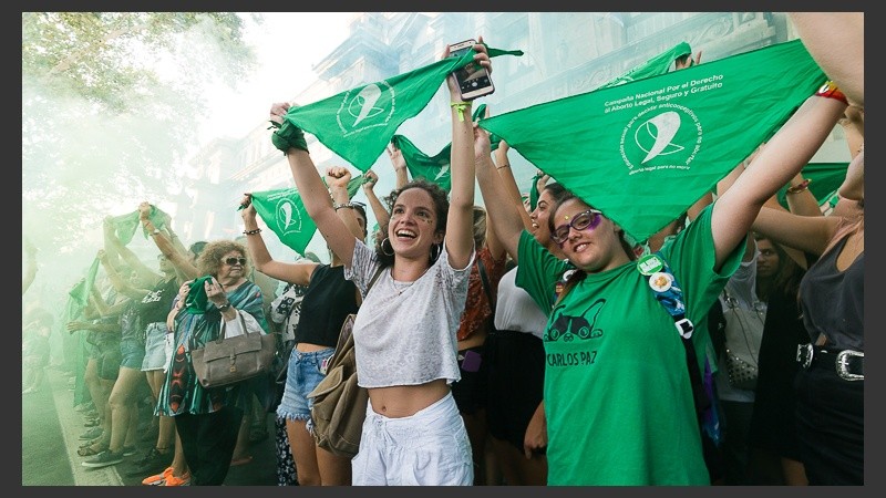 Pañuelazo en plaza San Martín para pedir por el aborto legal. (Alan Monzón/Rosario3.com)