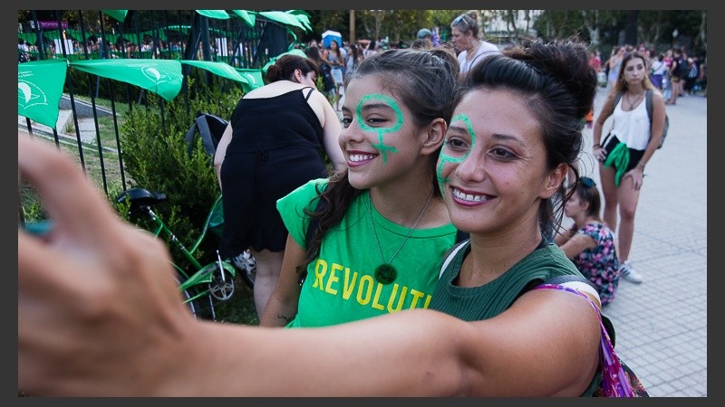 Pañuelazo en plaza San Martín para pedir por el aborto legal. (Alan Monzón/Rosario3.com)