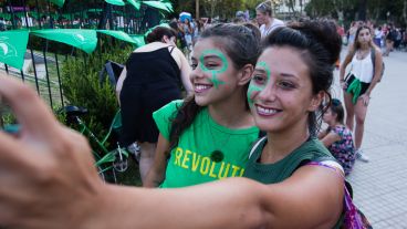 Pañuelazo en plaza San Martín para pedir por el aborto legal. (Alan Monzón/Rosario3.com)