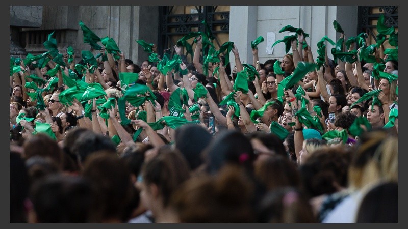 Pañuelazo en plaza San Martín para pedir por el aborto legal. (Alan Monzón/Rosario3.com)