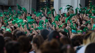 Pañuelazo en plaza San Martín para pedir por el aborto legal. (Alan Monzón/Rosario3.com)