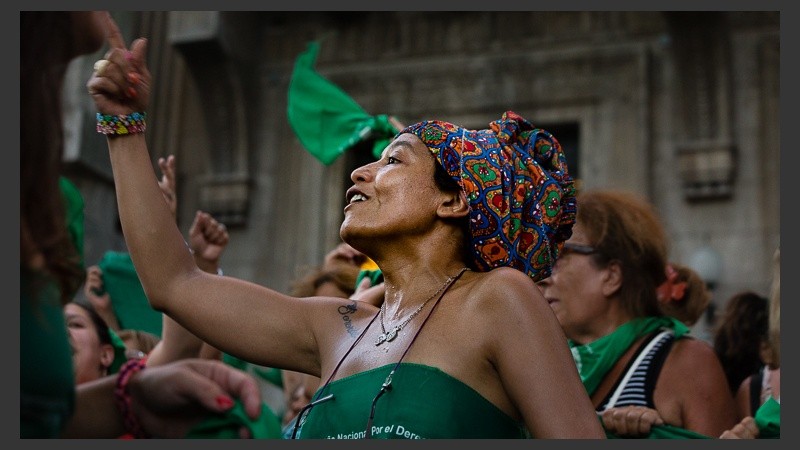 Pañuelazo en plaza San Martín para pedir por el aborto legal. (Alan Monzón/Rosario3.com)