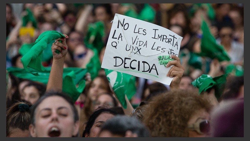 Pañuelazo en plaza San Martín para pedir por el aborto legal. (Alan Monzón/Rosario3.com)