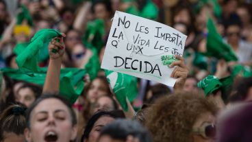 Pañuelazo en plaza San Martín para pedir por el aborto legal. (Alan Monzón/Rosario3.com)